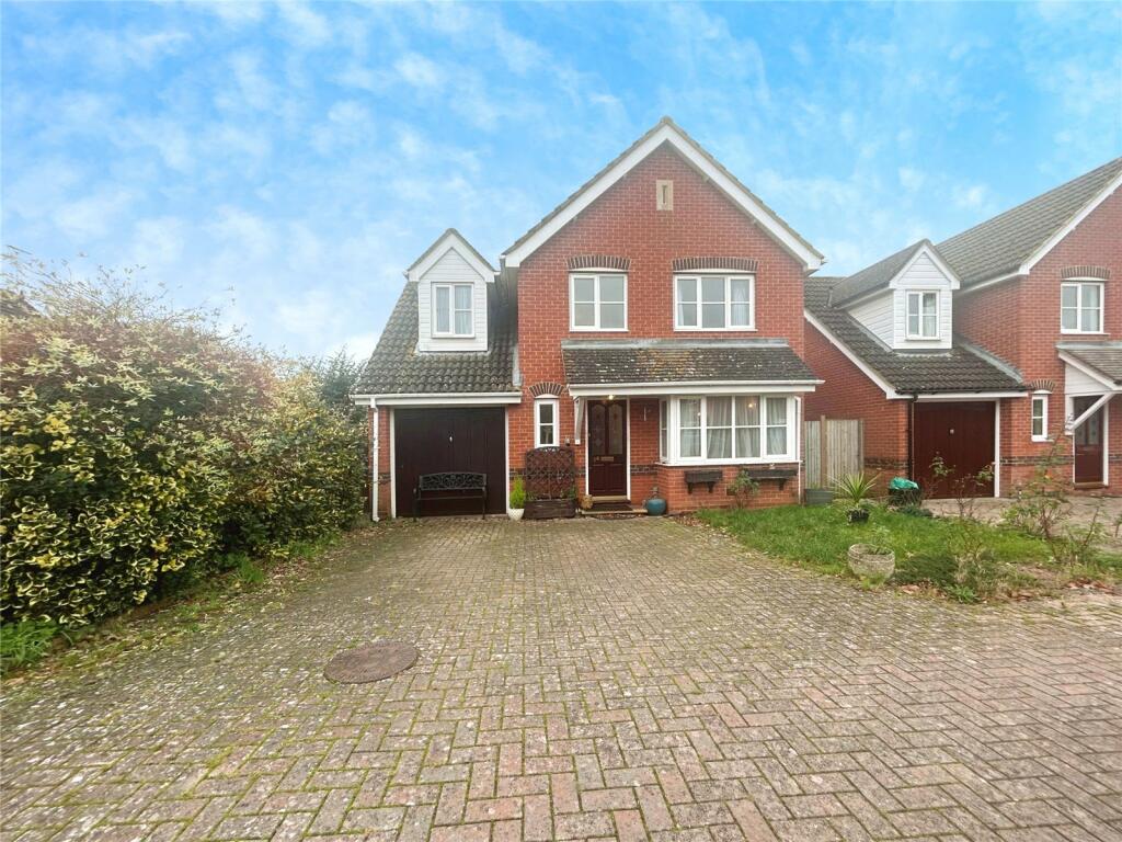 4 bedroom detached house for sale in Foxborough, Swallowfield, Reading