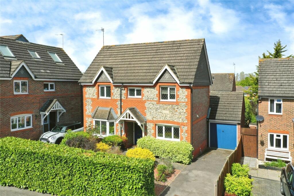 3 bedroom detached house for sale in Woodcock Court, Three Mile Cross, Reading, RG7