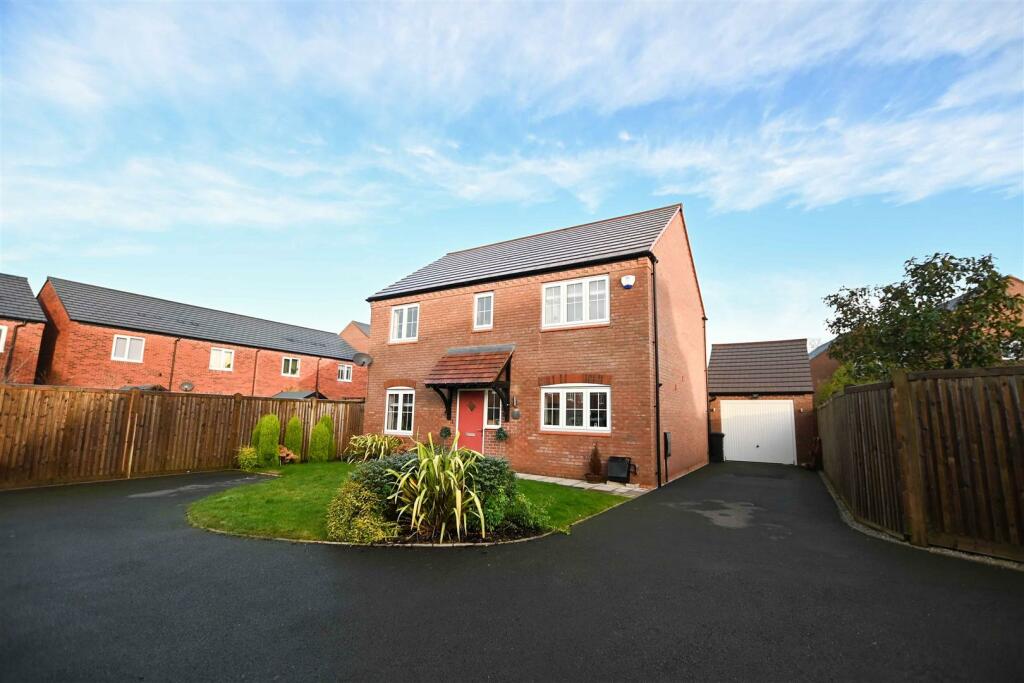4 bedroom detached house for sale in Acer Drive, Tidbury Green