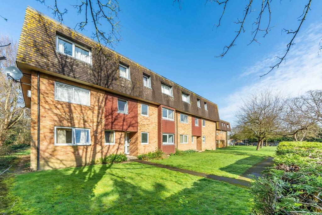 2 bedroom ground floor flat for sale in Elm Grove South, Barnham, PO22