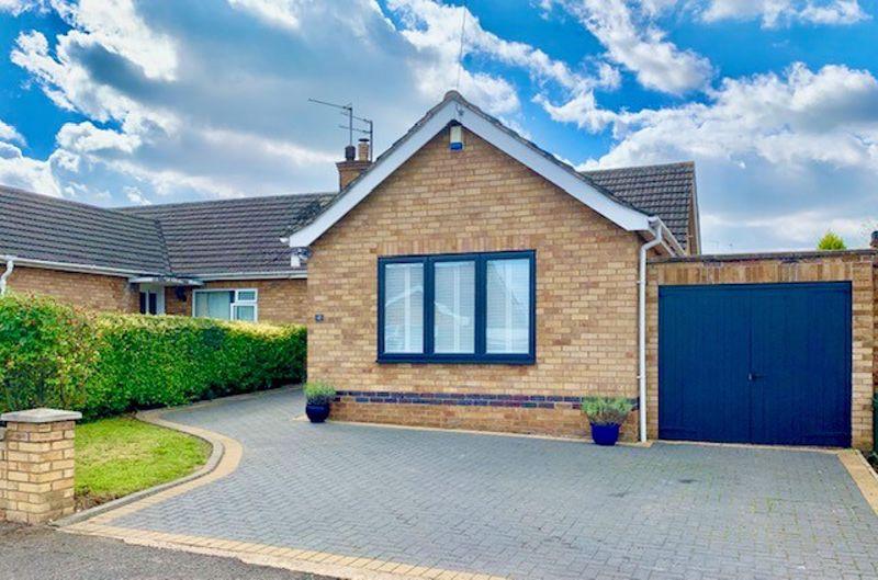 3 bedroom semidetached bungalow for sale in Glebe Avenue, Hardingstone