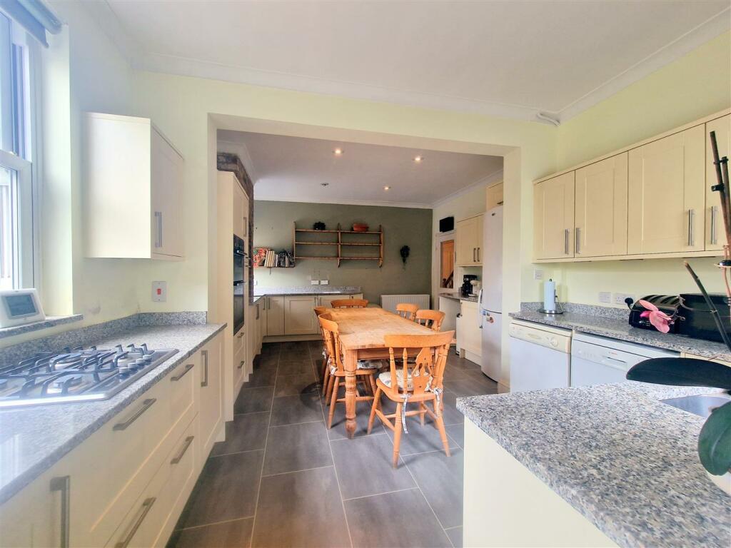 4 bedroom detached house for sale in Montague Road, Felixstowe, IP11