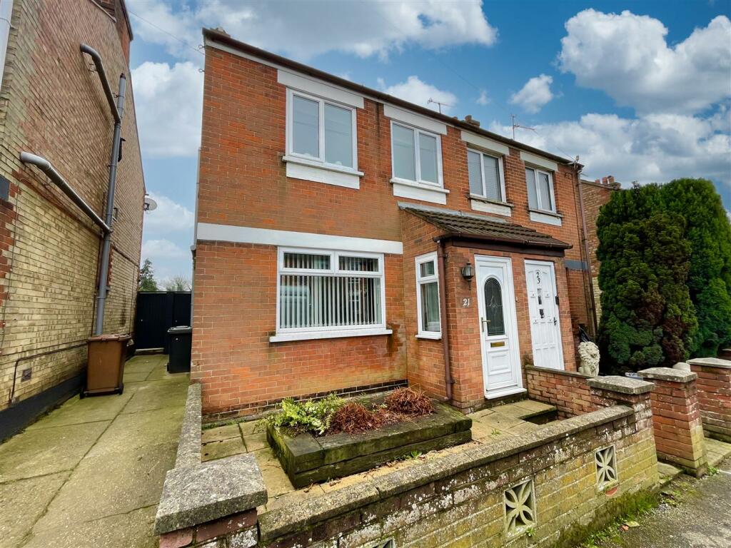 3 bedroom semi-detached house for sale in Sproughton Road, Ipswich, IP1