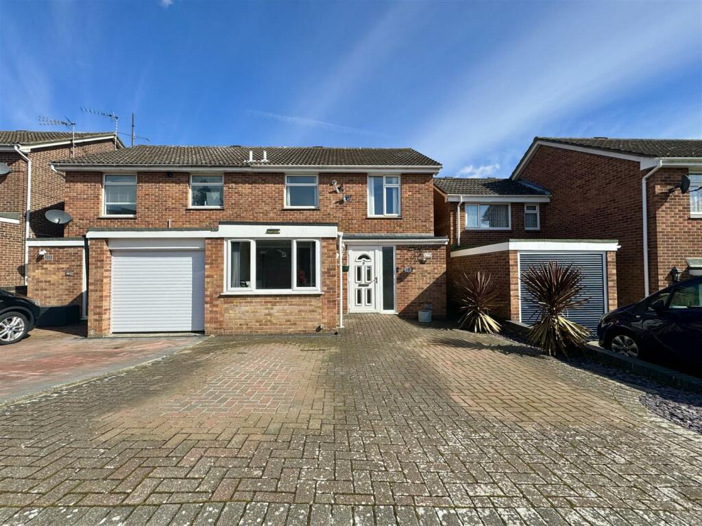 4 bedroom semi-detached house for sale in Stamford Close, Ipswich, IP2