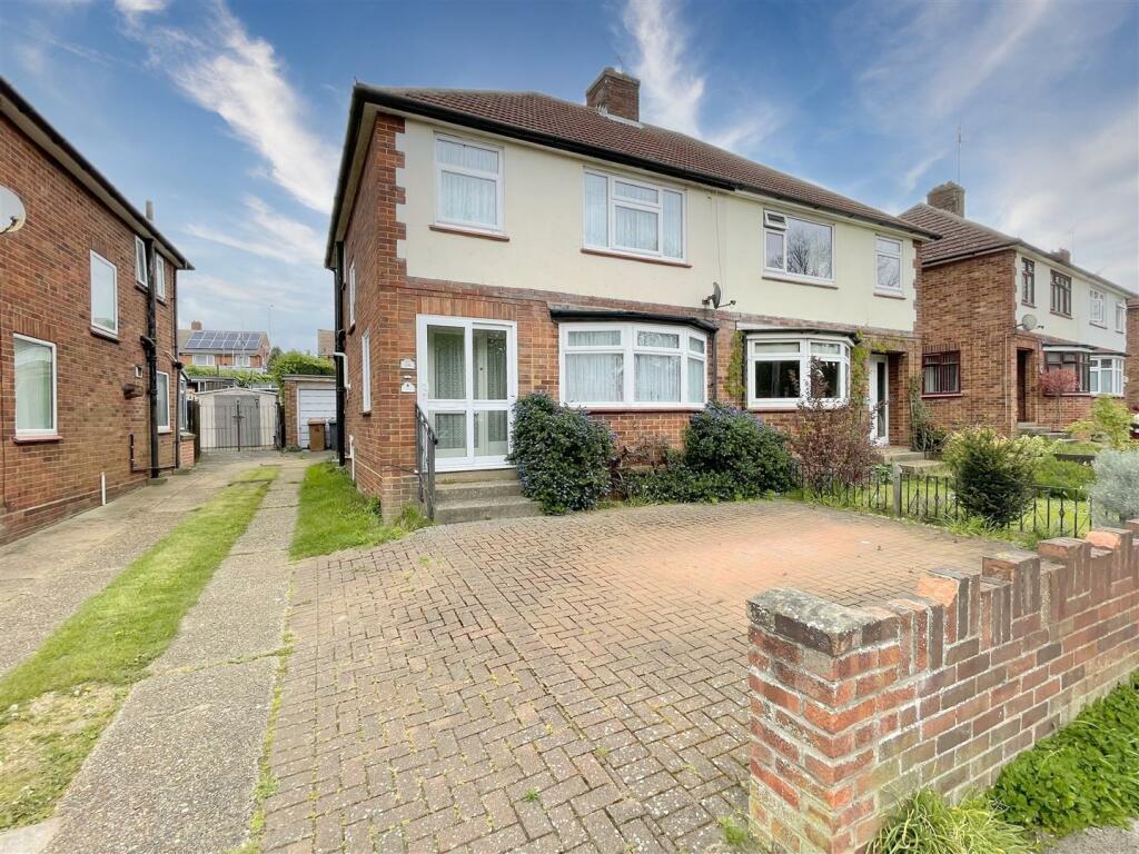 3 bedroom semi-detached house for sale in Chesterfield Drive, Ipswich, IP1