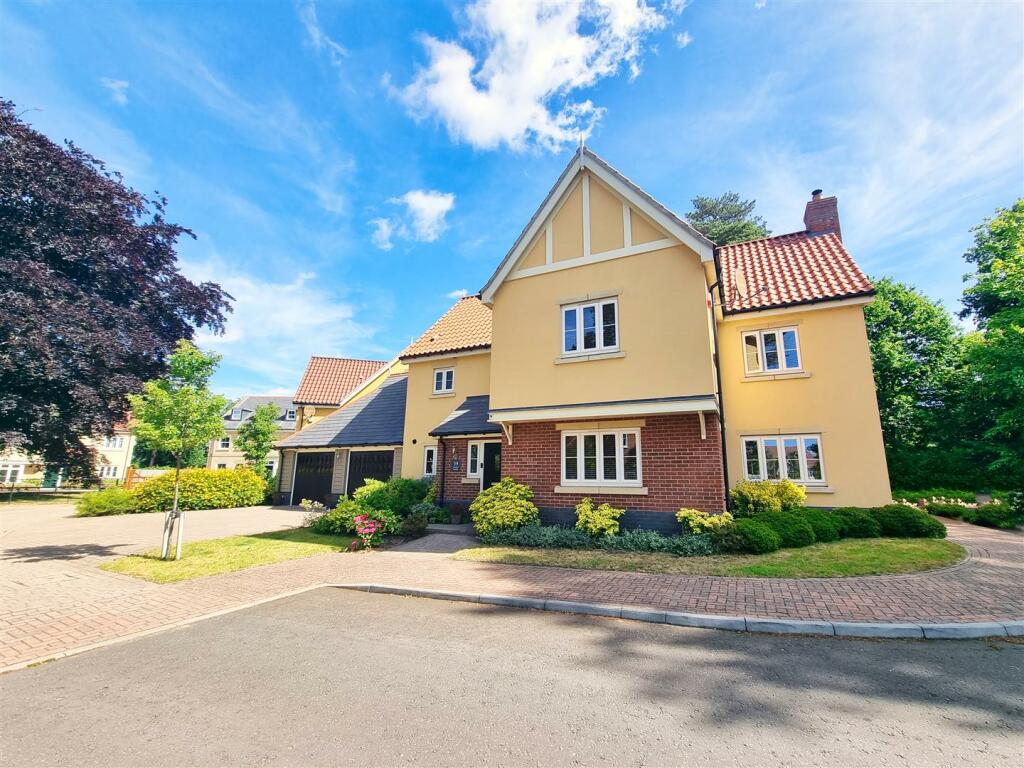 6 bedroom detached house for sale in Beechwood Drive, Ipswich, IP3