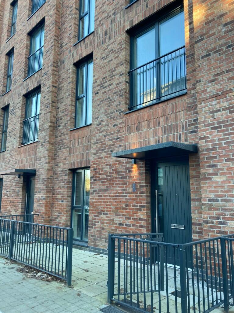 2 bedroom town house for rent in Ordsall Lane, Manchester, Greater Manchester, M5