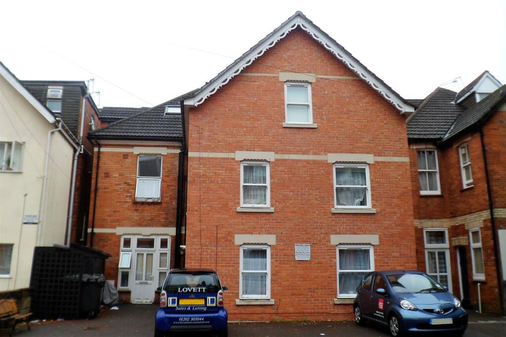 Detached house for rent in Cecil Road, BH5