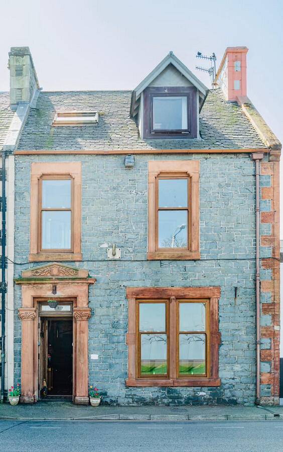 5 bedroom detached house
