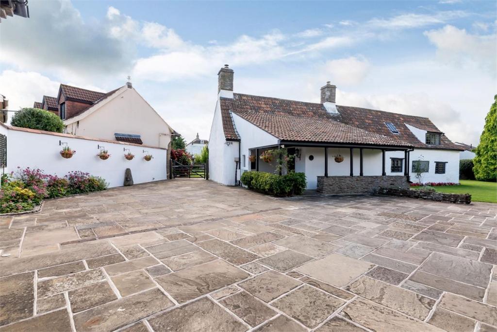 6 bedroom detached house for sale in Causeway View, Nailsea, Bristol