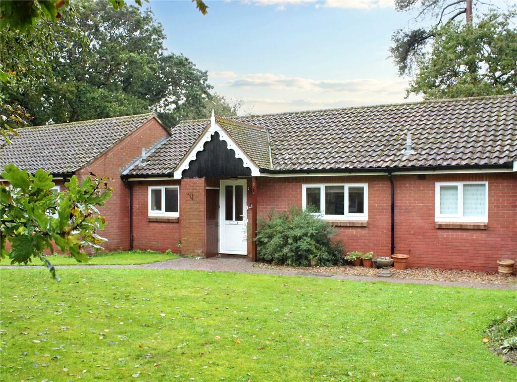 2 bedroom bungalow for sale in Lowestoft Road, Reydon, Southwold
