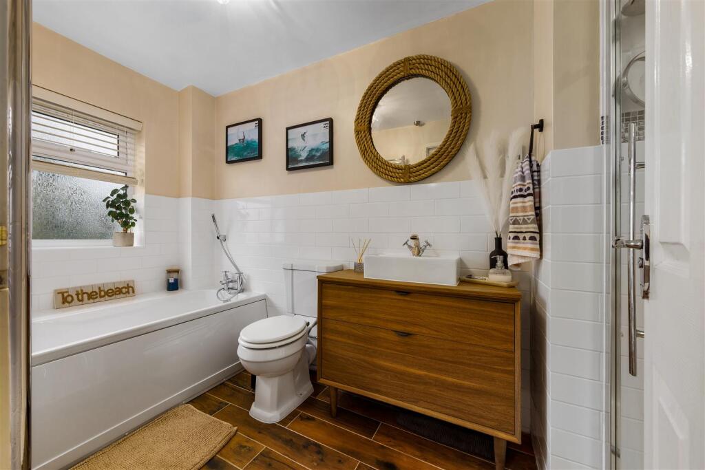 Additional property image - Oakwood Grove, Warwick