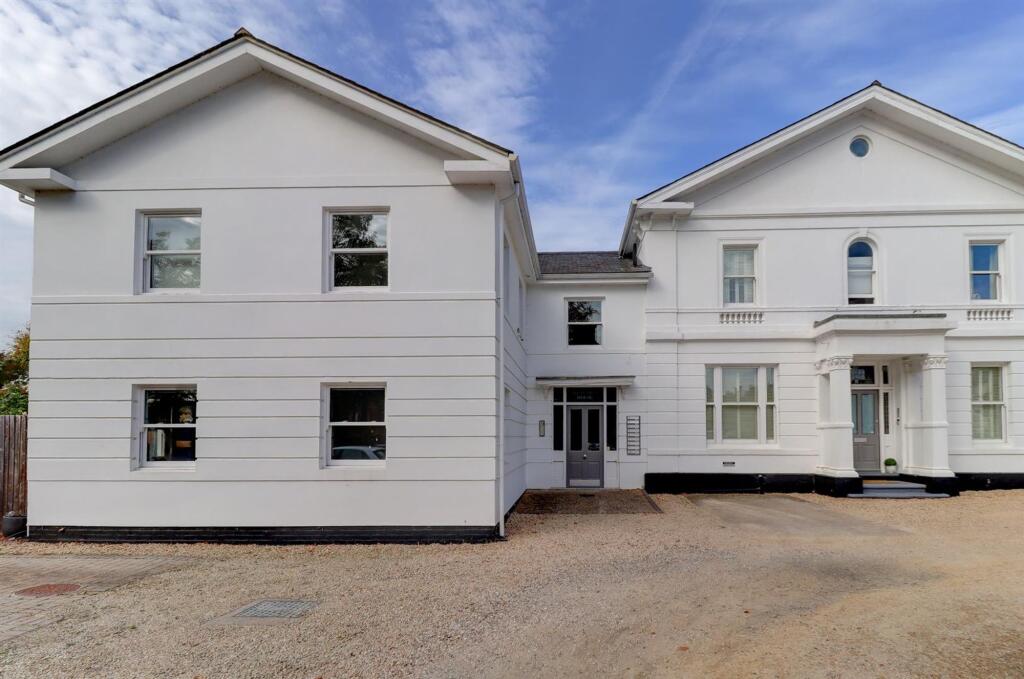 Main image of property: Kenilworth Road, Leamington Spa , CV32