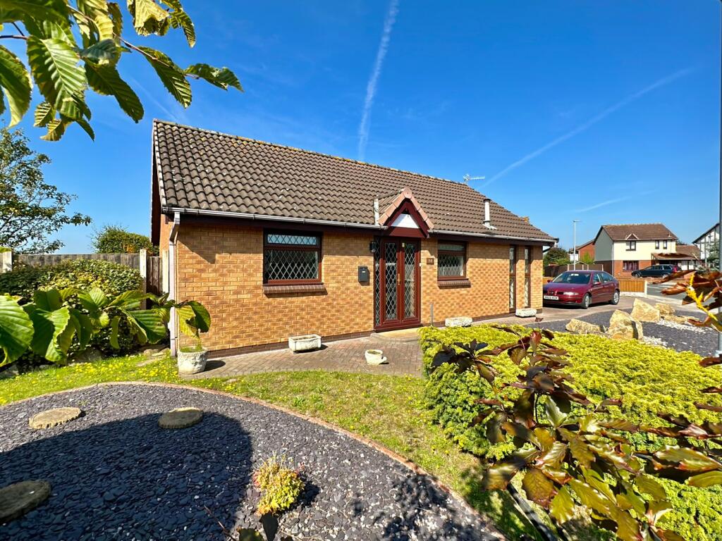 2 bedroom detached bungalow for sale in Thornbeck Avenue, Hightown