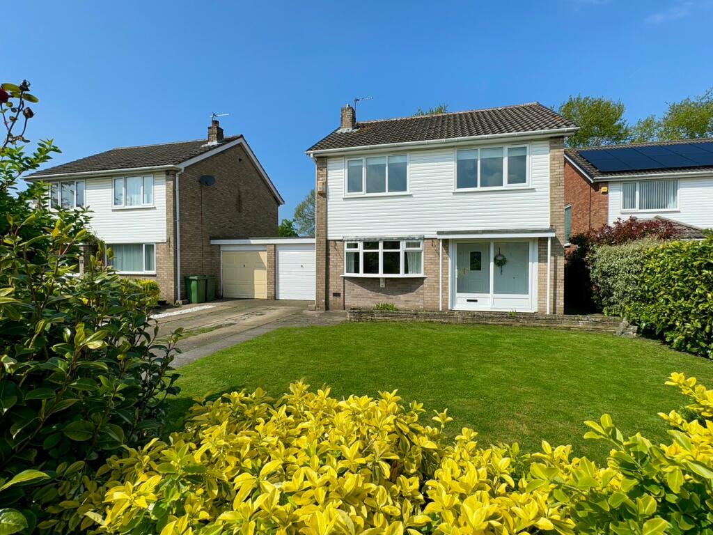 4 bedroom link detached house for sale in Holmwood Close, Formby