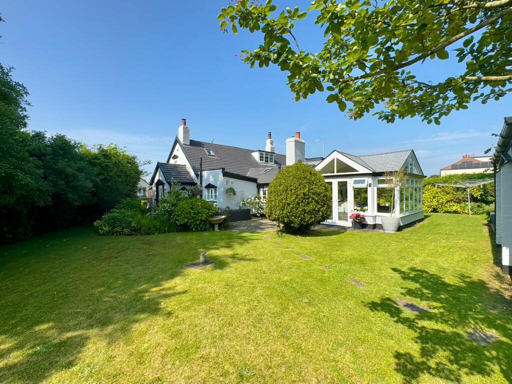 4 bedroom cottage for sale in Southport Road, Formby, Liverpool, L37
