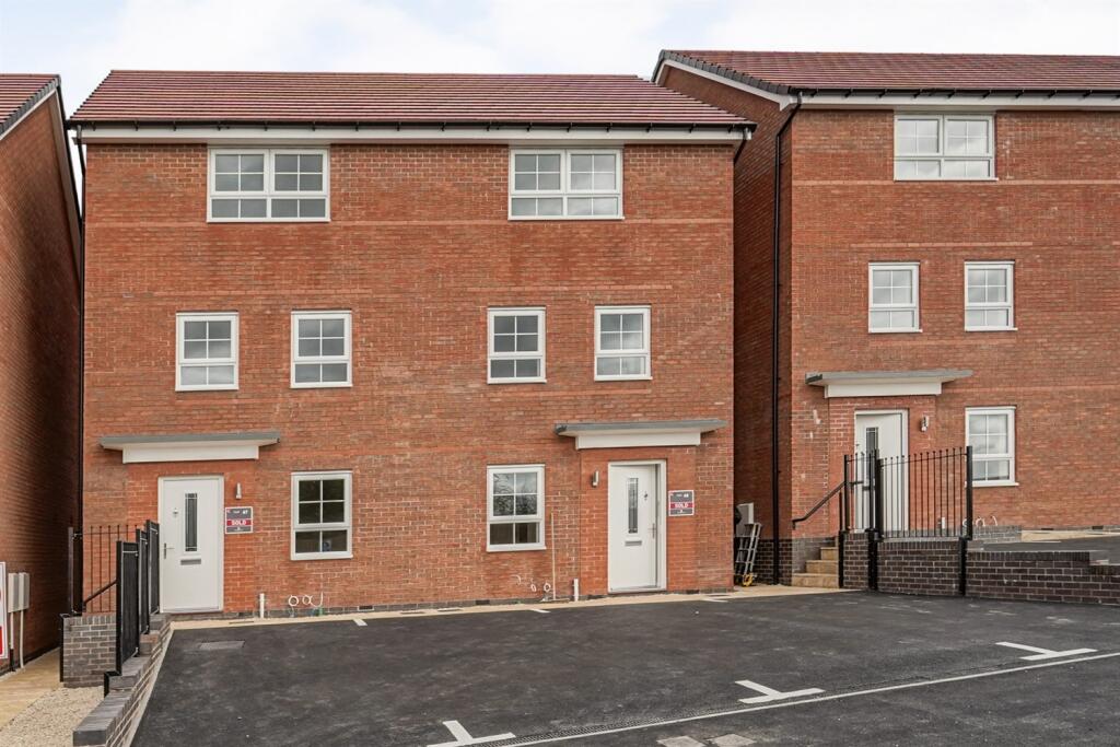 Main image of property: 4 bedroom Semi Detached House in Hillcrest Road, Nuneaton