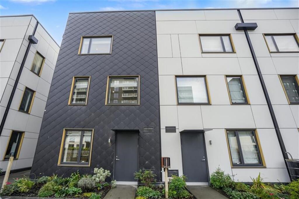 Main image of property: 4 bedroom End of Terrace House in Solar Avenue, Leeds