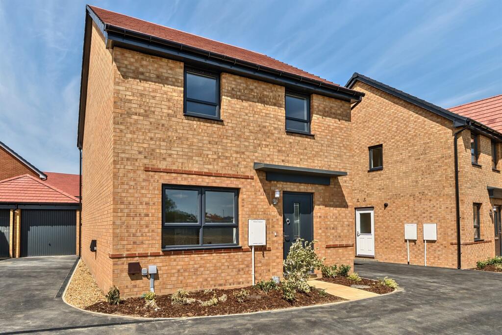 Main image of property: 4 bedroom Detached House in Crane Avenue, Abingdon