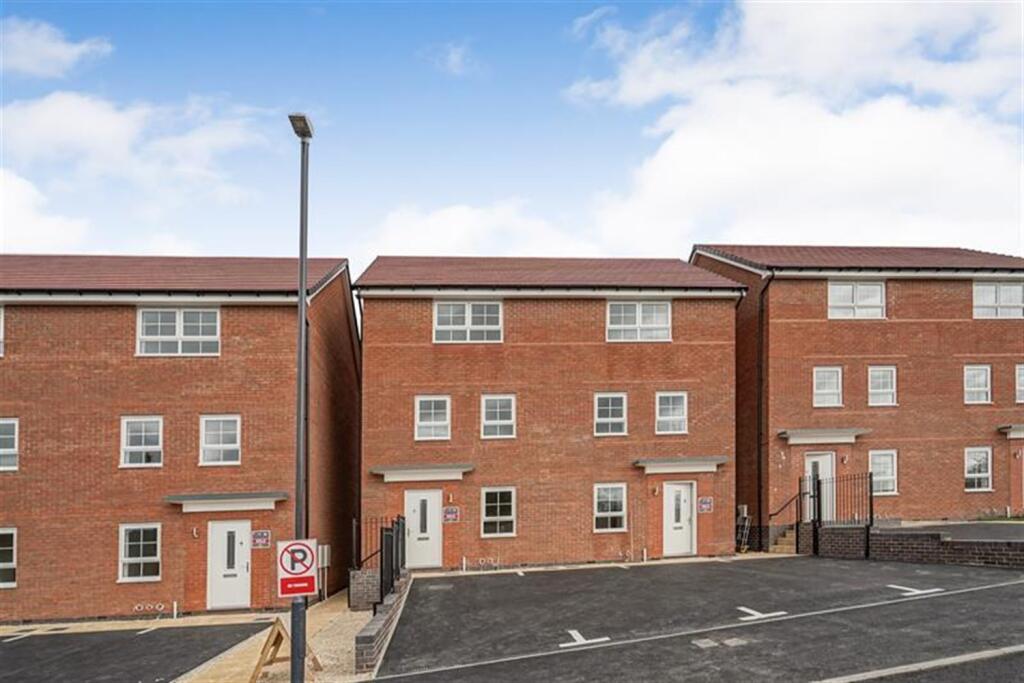 Main image of property: 3 bedroom Semi Detached House in Hillcrest Road, Nuneaton