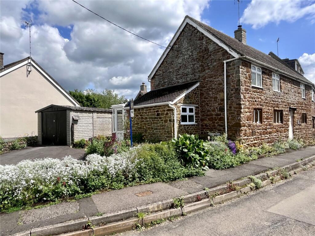 3 bedroom semidetached house for sale in Westhorpe Lane, BYFIELD