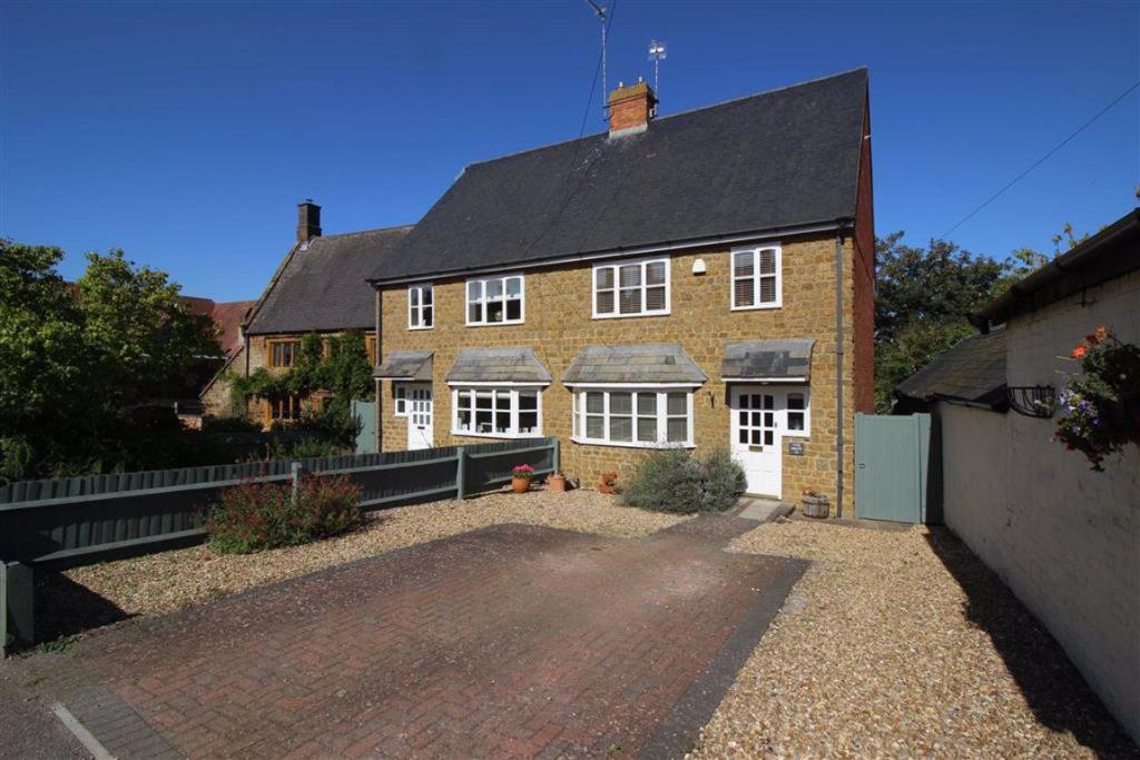 3 bedroom town house for sale in School Street, Woodford Halse