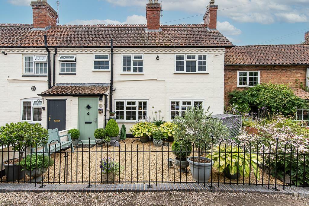 2 bedroom cottage for sale in Post Office Yard, Hoveringham, NG14