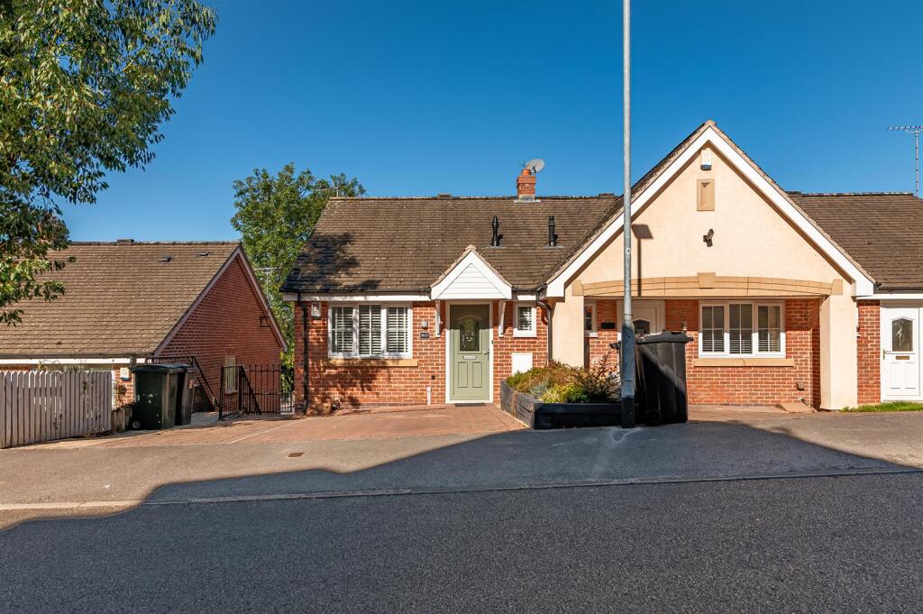 Main image of property: Blackthorn Close, Gedling NG4 4AU