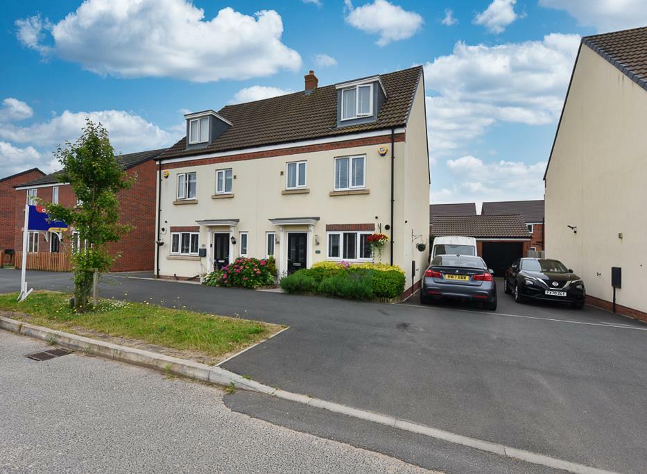 4 bedroom semidetached house for sale in Magenta Way, Burton Joyce, Nottingham, NG14