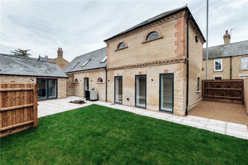 4 bedroom detached house for sale in London Road, Chatteris, PE16