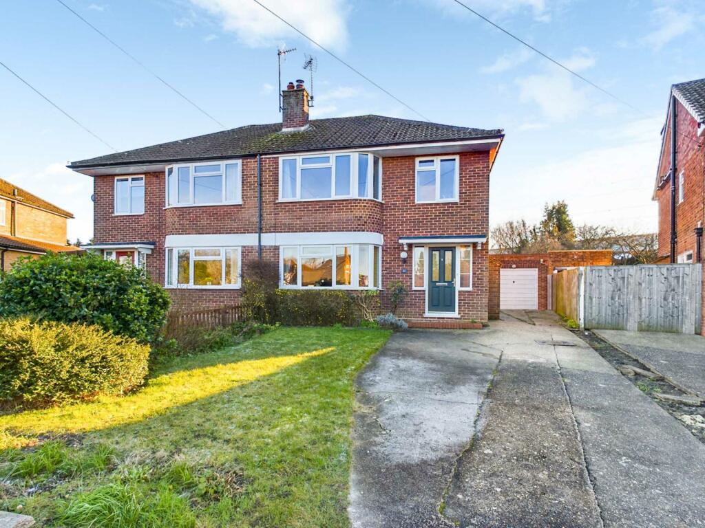 3 bedroom semidetached house for sale in Thornton Crescent, Wendover, HP22