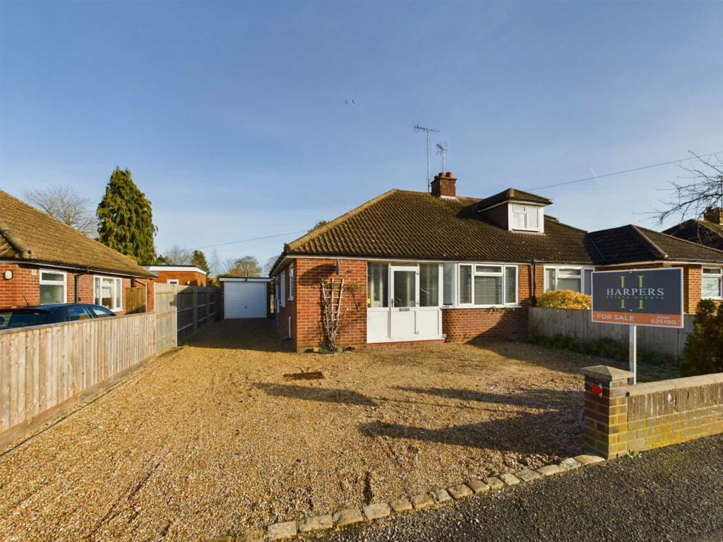 3 bedroom semidetached house for sale in Thornton Crescent, Wendover, HP22