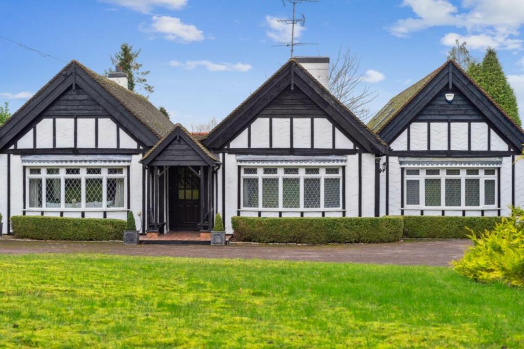 4 bedroom detached house for sale in Ellesborough Road, Butlers Cross, HP17