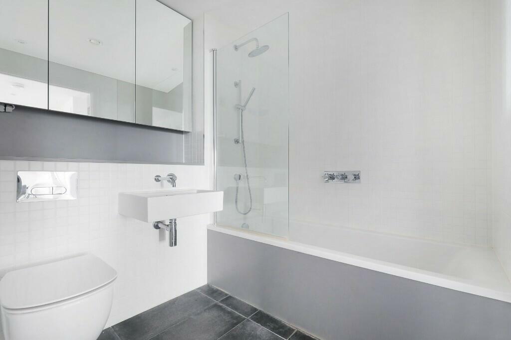 3 bedroom flat for rent in Felixstowe Road, London, SE2