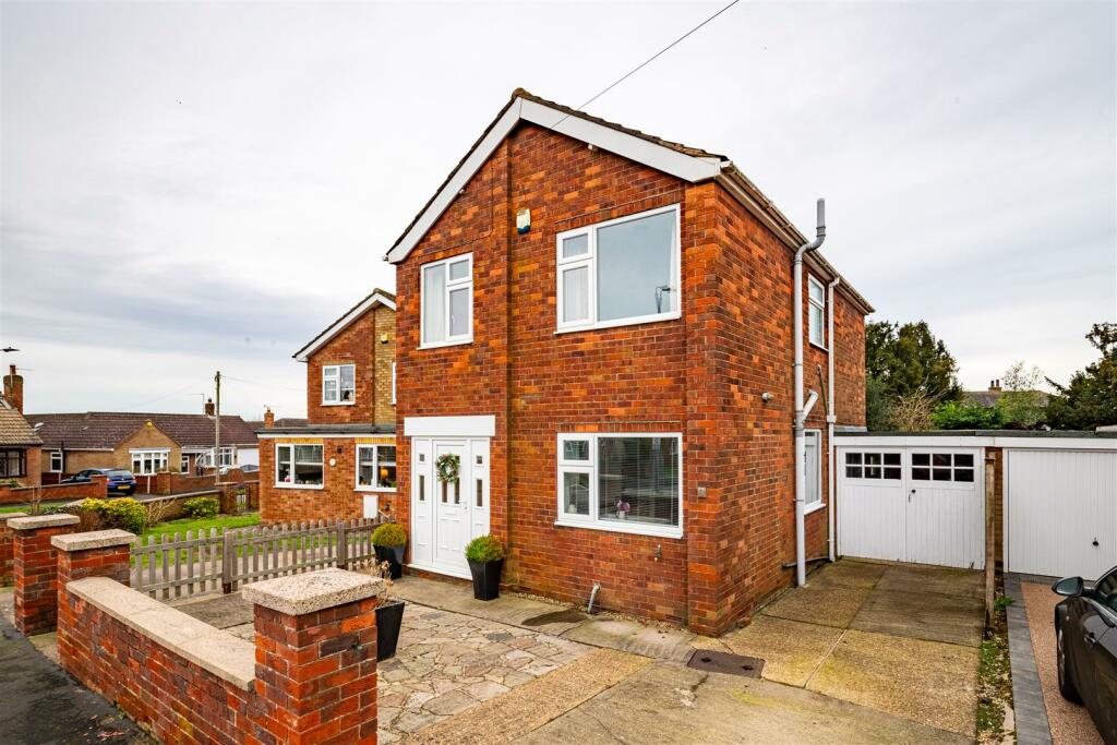 3 bedroom detached house for sale in Eastfield Road, Messingham, DN17