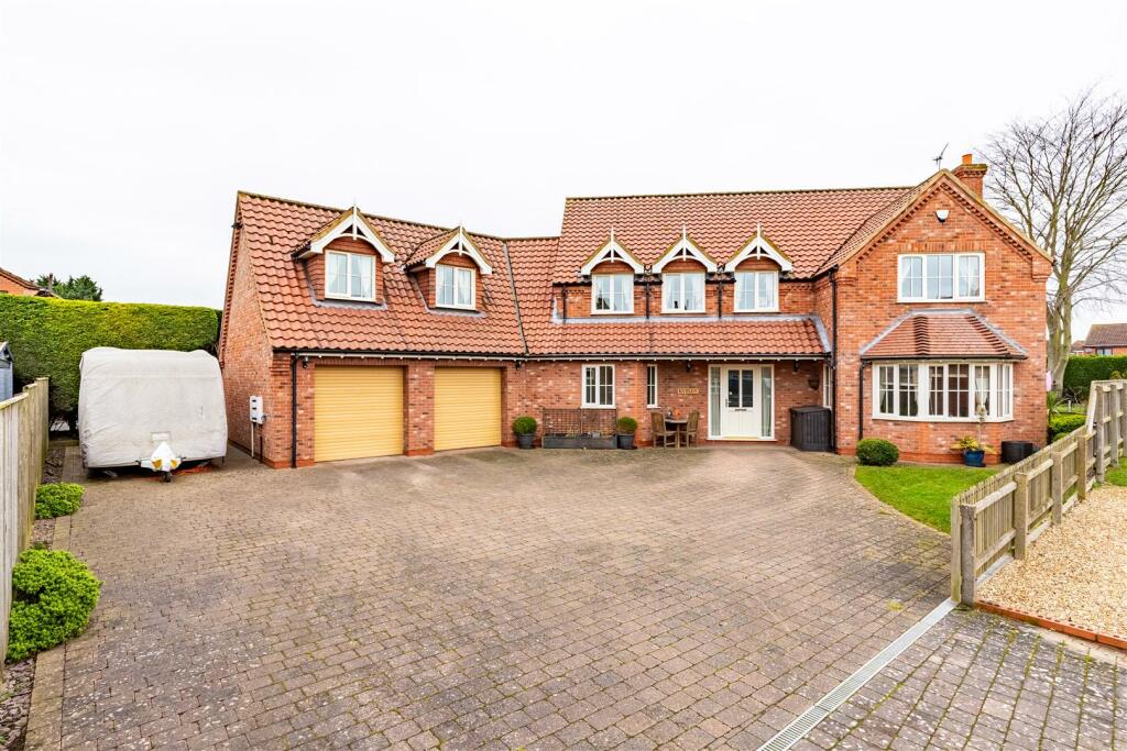 5 bedroom detached house for sale in The Briars, Broughton, DN20
