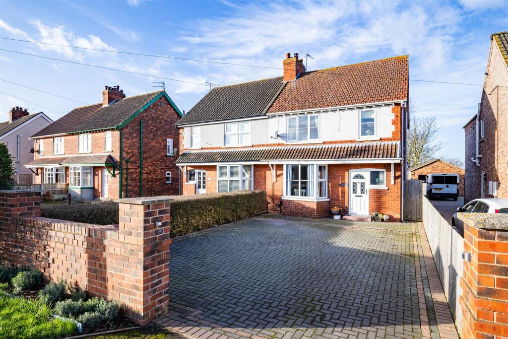3 bedroom semidetached house for sale in Northfield Road, Messingham, DN17