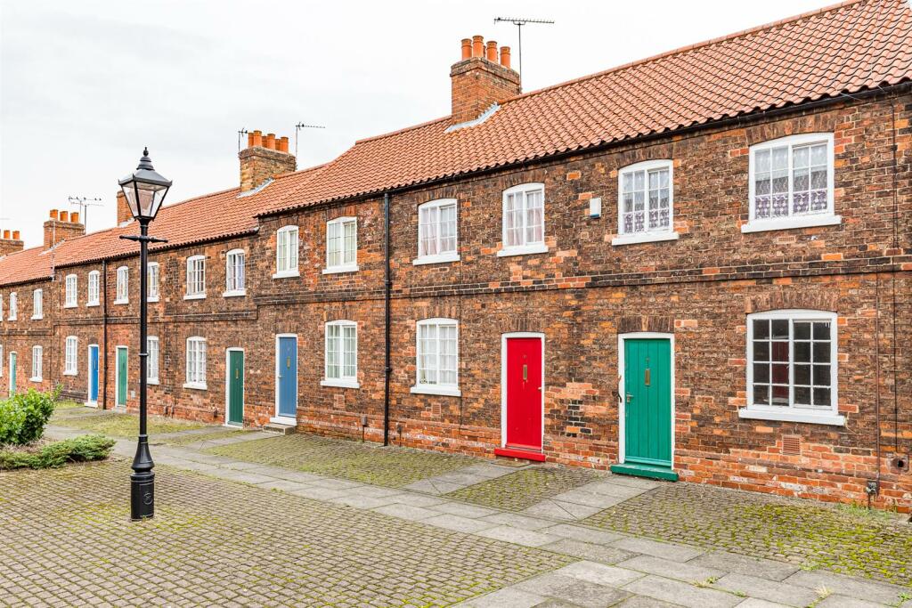 2 bedroom terraced house for sale in Redbourne Street, Scunthorpe, DN16