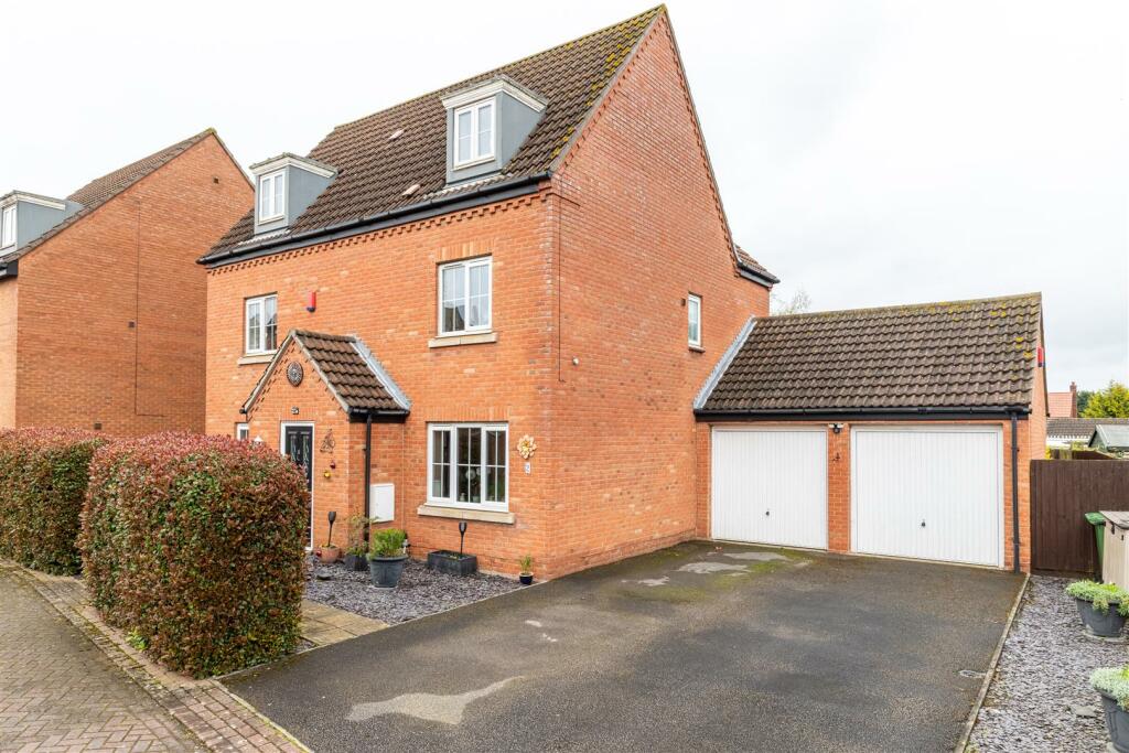 5 bedroom detached house for sale in Saffre Close, Winterton, DN15