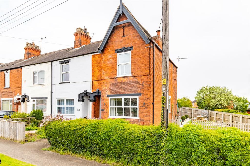 3 bedroom end of terrace house for sale in Kings Road, DN38