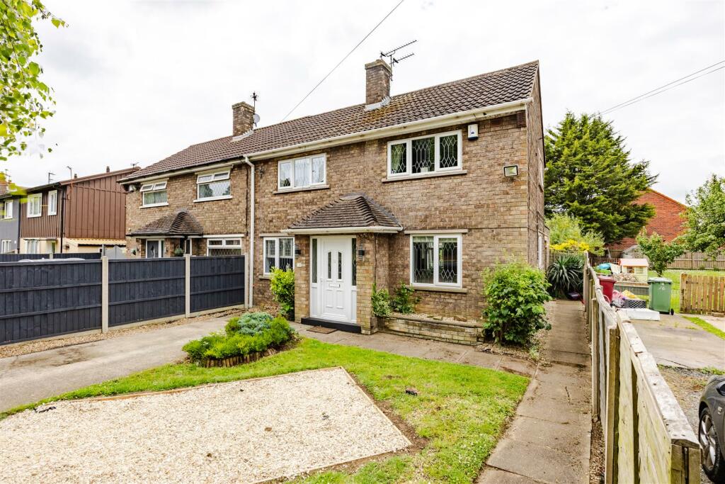 3 bedroom semidetached house for sale in Burringham Road, Scunthorpe, DN17