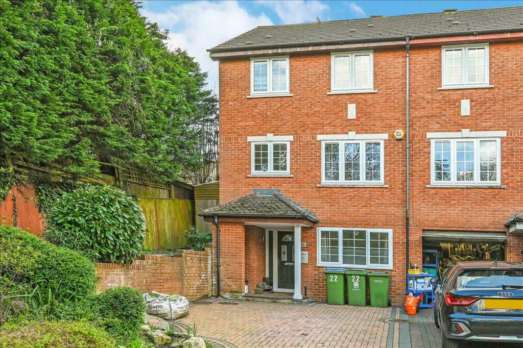 4 bedroom town house for sale in Stalybridge, Park Gate, SO31