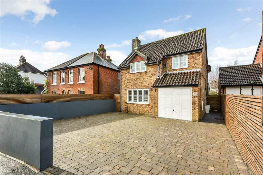 4 bedroom detached house for sale in Crescent Road, Locks Heath, SO31