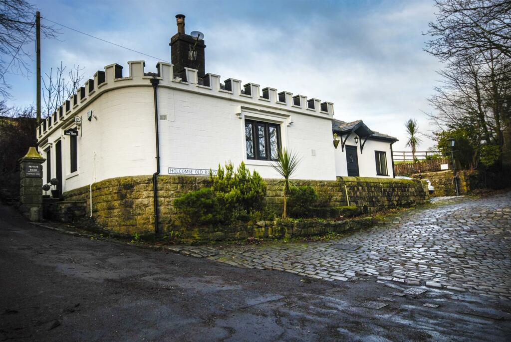 3 bedroom detached house for sale in Gate House, Old Road