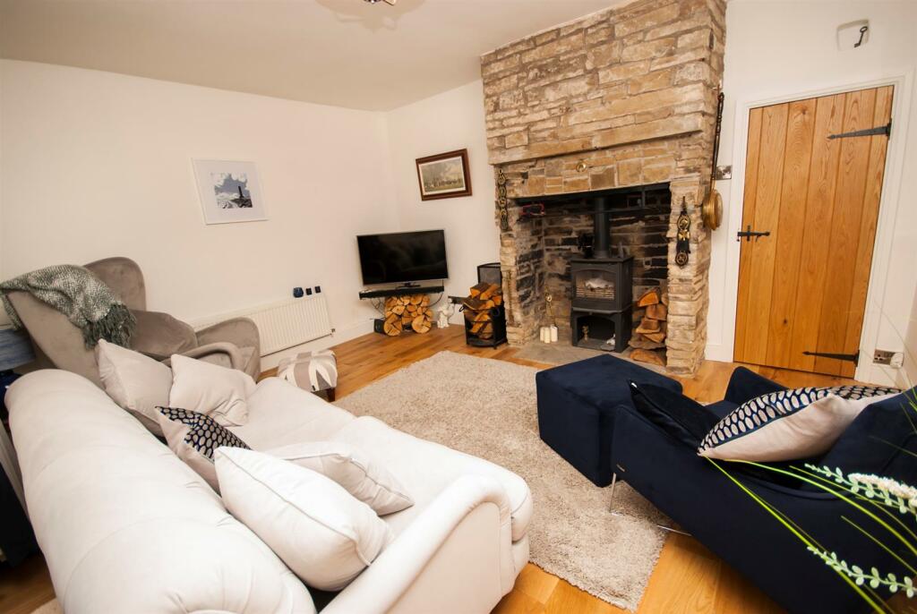 3 bedroom detached house for sale in Gate House, Old Road