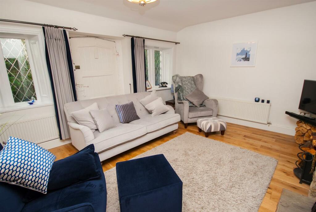 3 bedroom detached house for sale in Gate House, Old Road