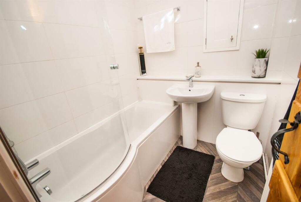 3 bedroom detached house for sale in Gate House, Old Road