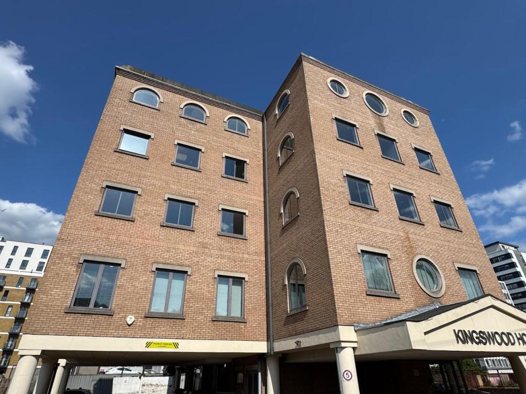Main image of property: Second Floor Rear Suite, Kingswood House, 58-64 Baxter Avenue, Southend-on-Sea, SS2 6BG