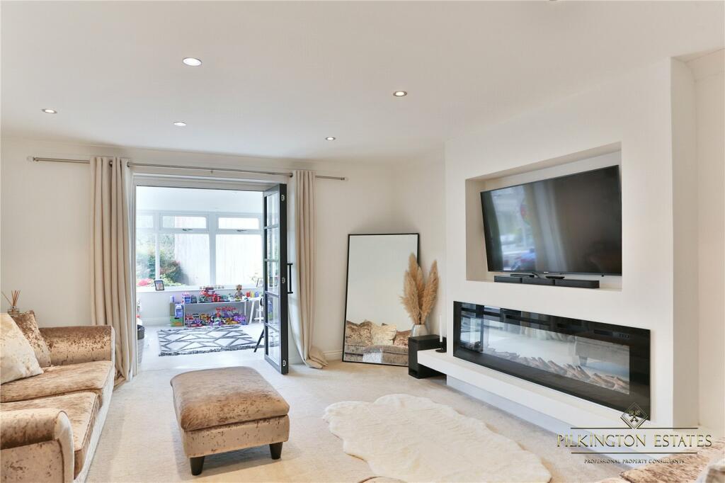 3 bedroom semidetached house for sale in Dartmoor View, Pillmere