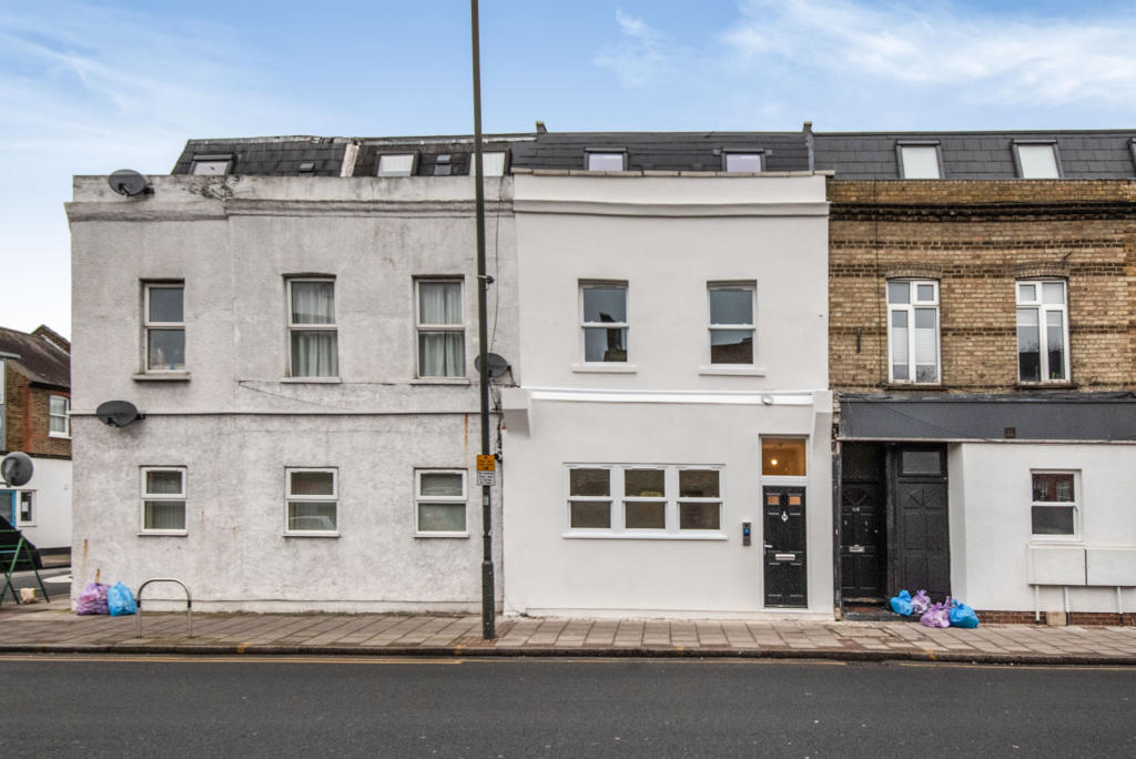 2 bedroom flat for rent in Kingston Road, SW19